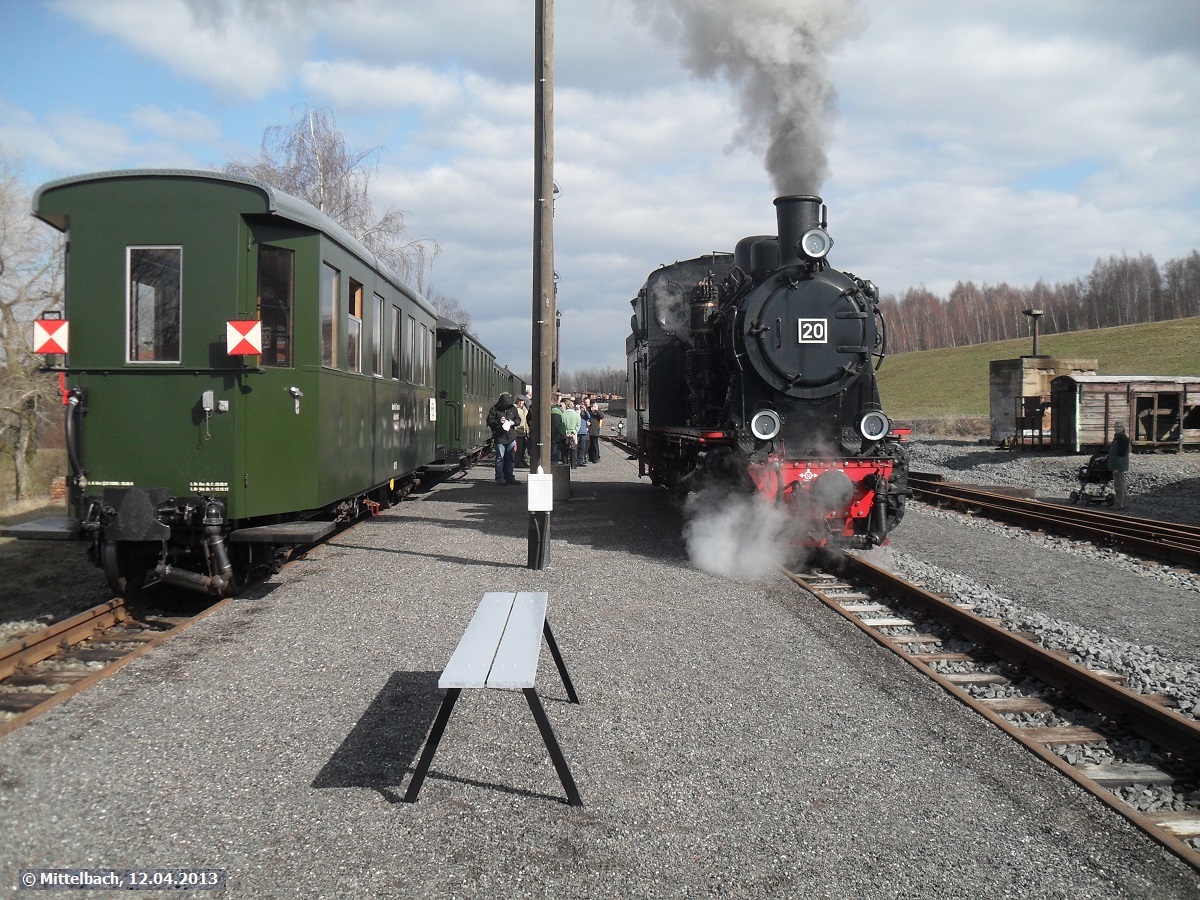 Ein Sonderzug mit Lok 20, anlsslich der Einweihung der Stationsschilder des Bahnhofs Hettstedt-Kupferkammerhtte, befindet sich am 12.04.2013 in Hettstedt-Kupferkammerhtte. Hier setzt die Lok gerade fr die Rckfahrt nach Benndorf um.