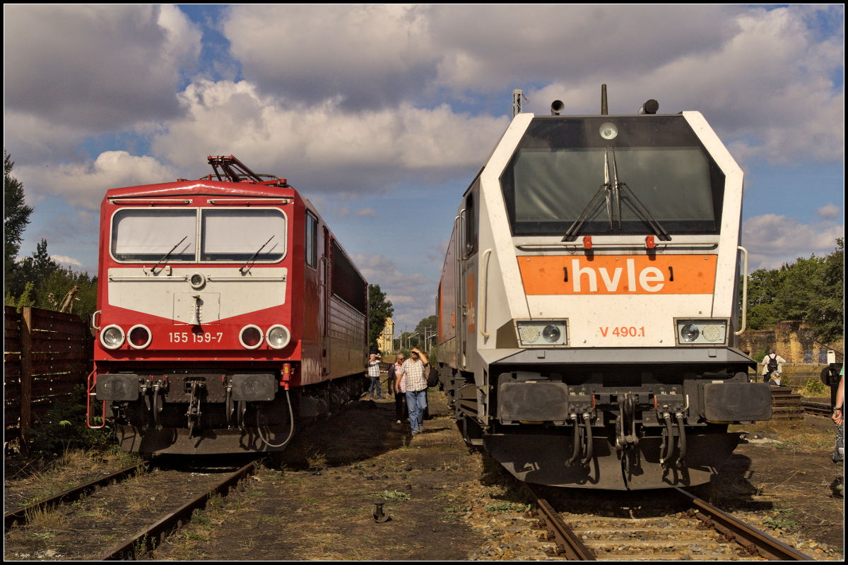 Ein Stelldichein gaben sich die beiden grundverschiedenen Loks WFL 155 159-7 und die HVLE 264 004-3 am 15.09.2018 beim 15. Berliner Eisenbahnfest in Berlin Betriebsbahnhof Sch�neweide.