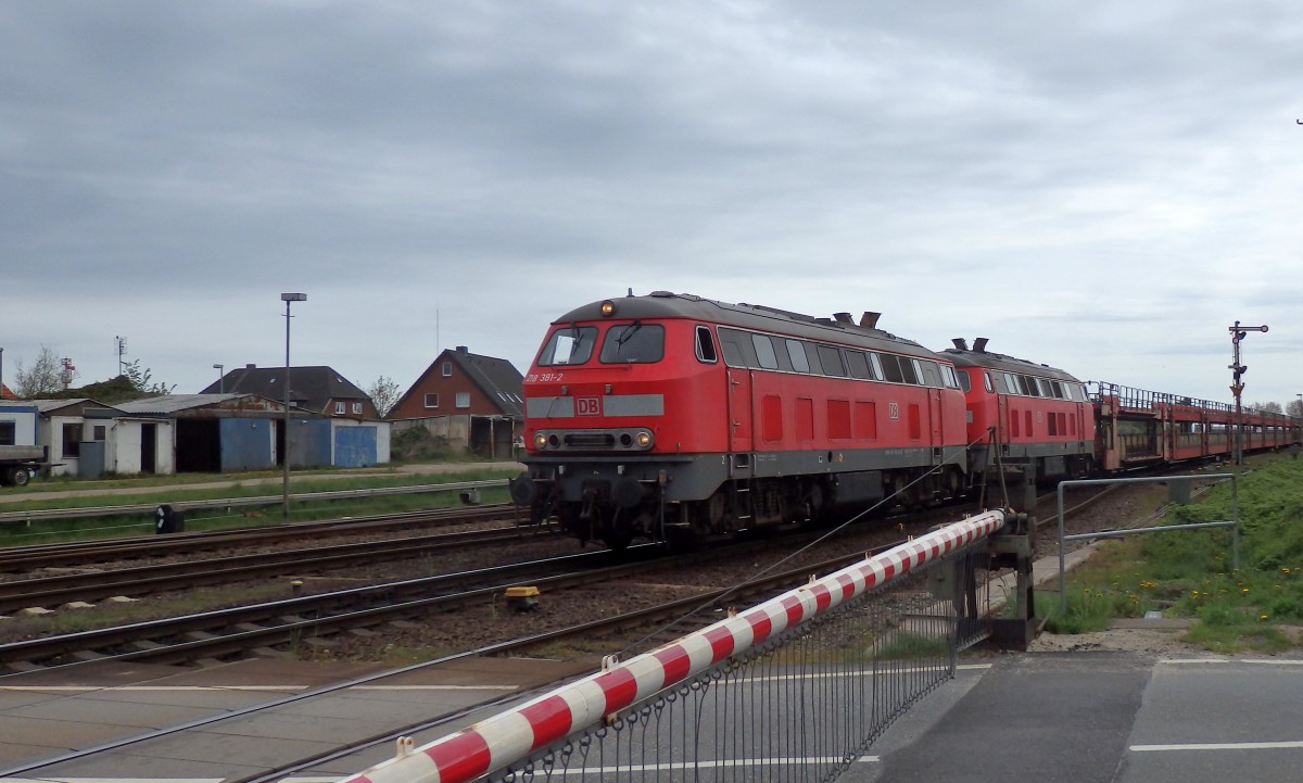 Ein SyltShuttle Autozug rangiert in Westerland(Sylt).
Aufgenommen im Mai 2015 am Bahn�bergang in Tinnum.