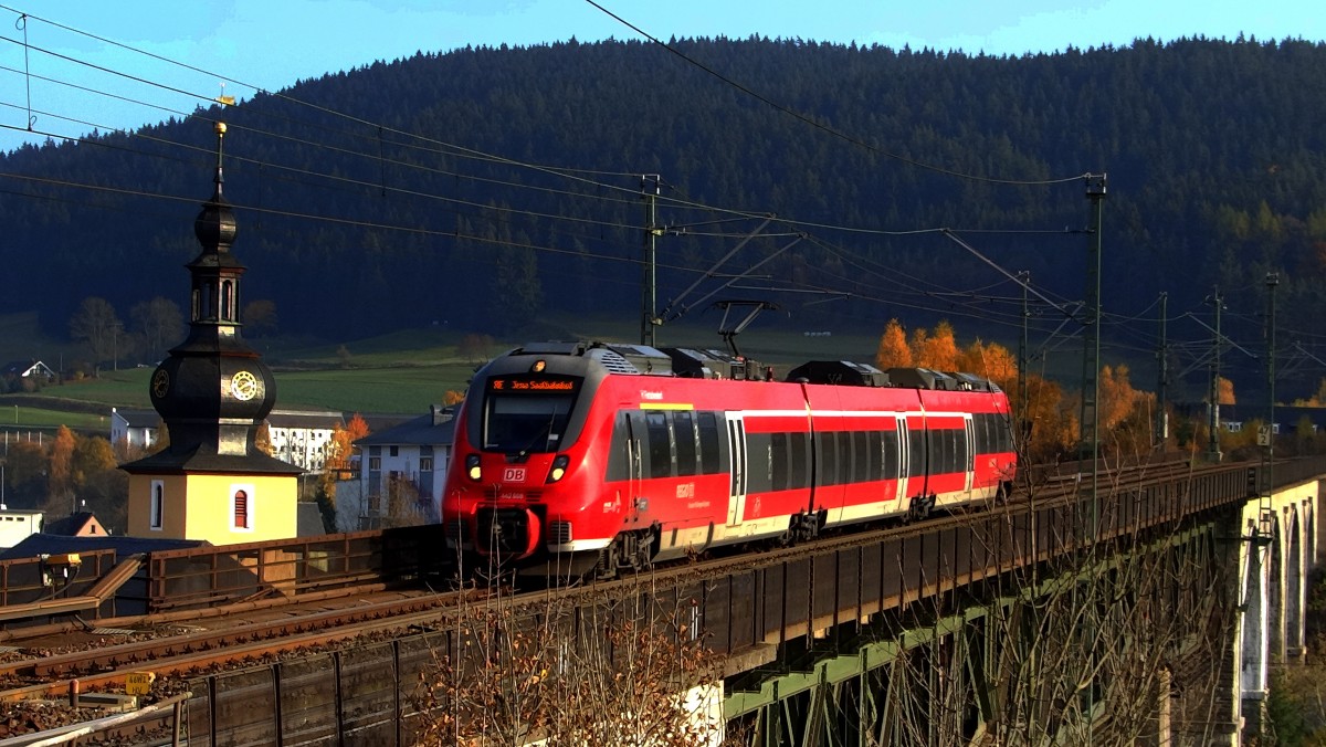 Ein Talent2 befährt auf seiner Reise nach Jena Saalbahnhof, die Trogenbachbrücke in Ludwigsstadt.
Aufgenommen im Oktober 2015.