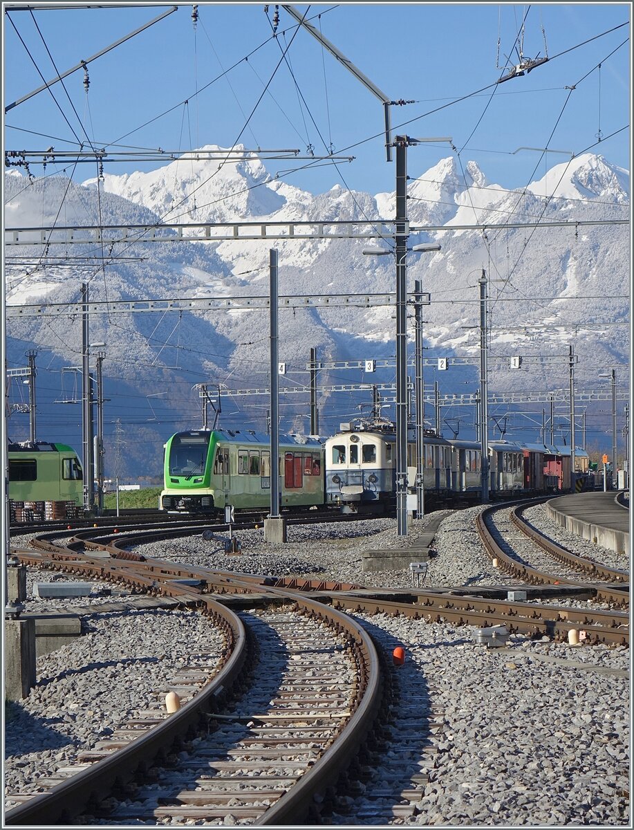 Ein Tele-Blick ins TPC Dépôt in Aigle, welcher neben den frisch verschneiten Bergen besonders dem neuen ABe 4/8 471 neben dem ASD  ASD BCFe 4/4 N° 1  TransOrmonan 
im Visier hat.

3. Dez. 2023