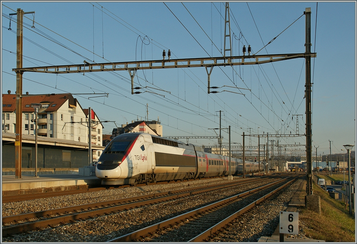 Ein TGV Lyria von Lausanne nach Paris fhrt in Bussigny durch.
31. Jan. 2014