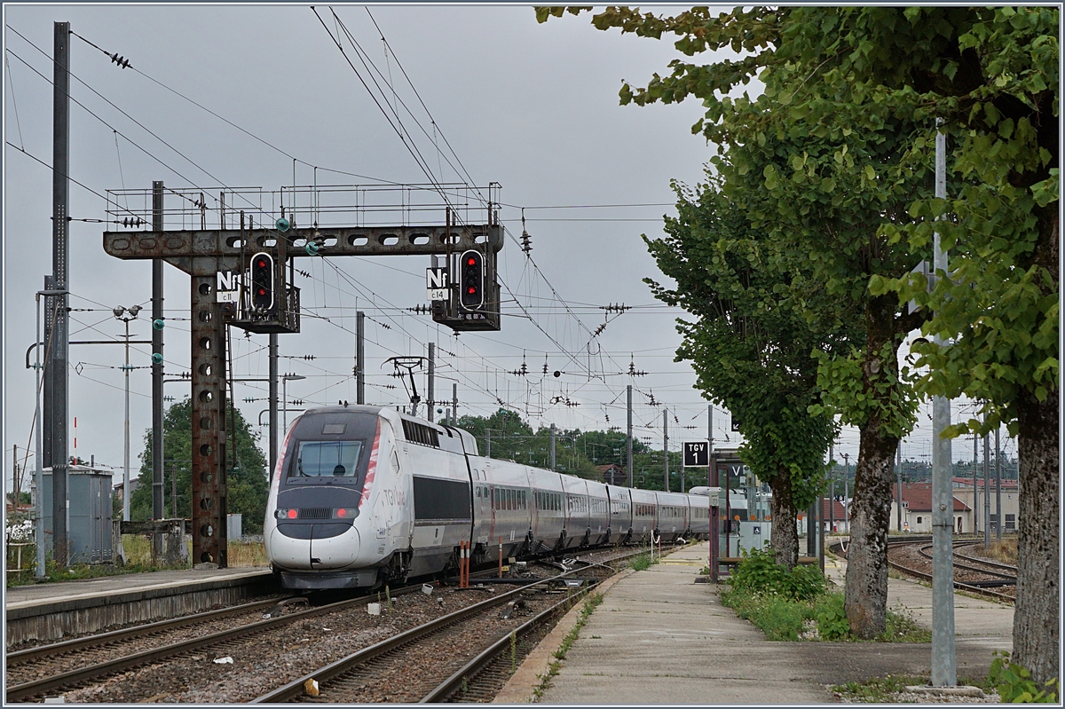 Ein TGV Lyria von Paris nach Lausanne verlässt Frasne. 

13. Aug. 2019