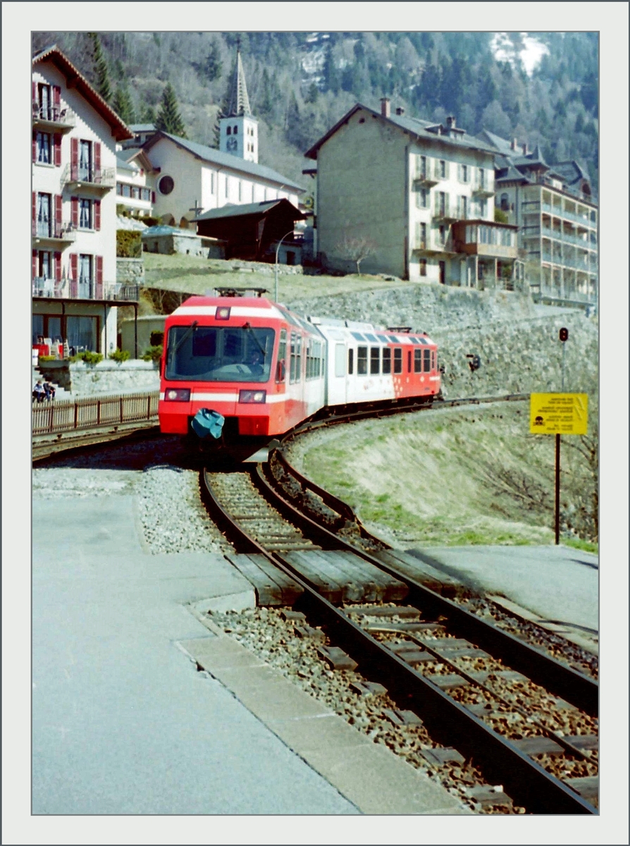 Ein TMR Beh 4/8 erreicht Finhaut. Damals wurde der Zug auf diesem Abschnitt noch mit Energie aus der Stromschiene versorgt. 

Analogbild vom März 1998