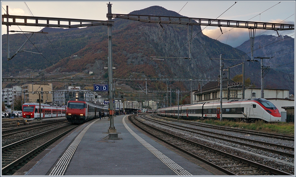 Ein TMR  NINA, ein SBB IR nach Brig und der neue RABe 501 102 Giruno in Martigny.
30. Okt. 2017