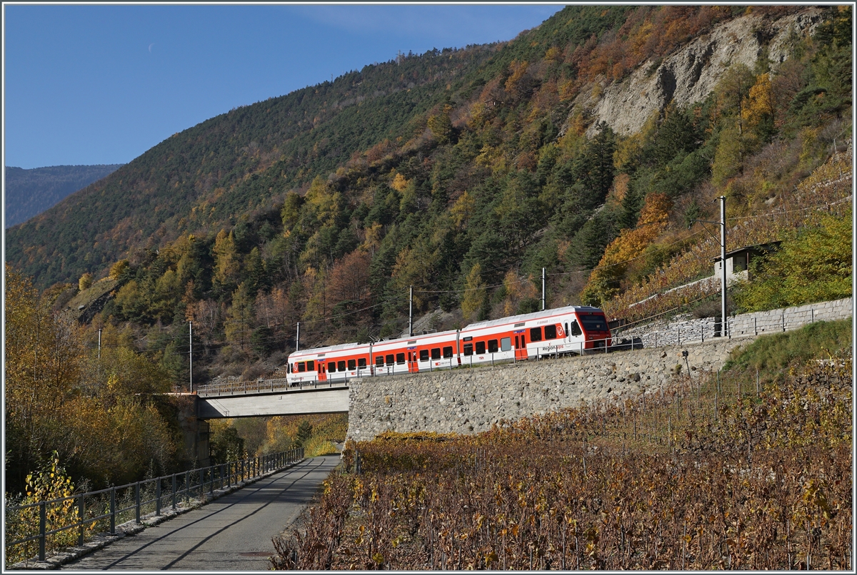 Ein TMR RABe 525  NINA  auf der Fahrt nach Martigny bei Bovernier.

10.11.2020