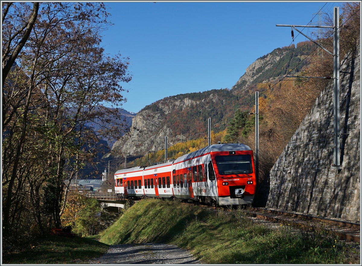 Ein TMR Region Alpes RABe 525  NINA  auf dem Weg nach Martigny bei Sembrancher.

6. Nor. 2020