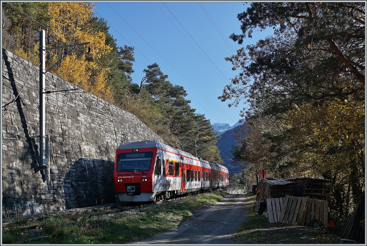 Ein TMR Region Alpes RABe 525  Nina  ist bei Sembrancher auf dem weg in Richtung Martigny. 

6. Nov. 2020