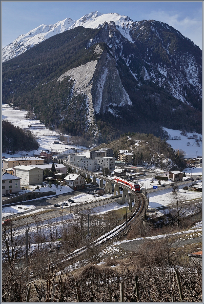 Ein TMR Region Alps RABe 525  NINA  überquert den Sembracher Viadukt bei der gleichnamigen Gemeinde. 

9. Feb. 2020