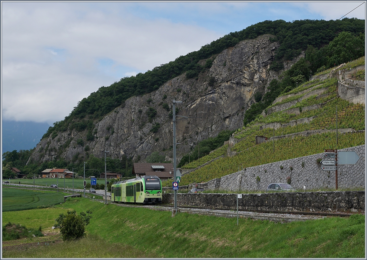 Ein TPC Beh 2/6 ist kurz nach Aigle auf der Fahrt in Richtung Monthey. 

14. Mai 2020