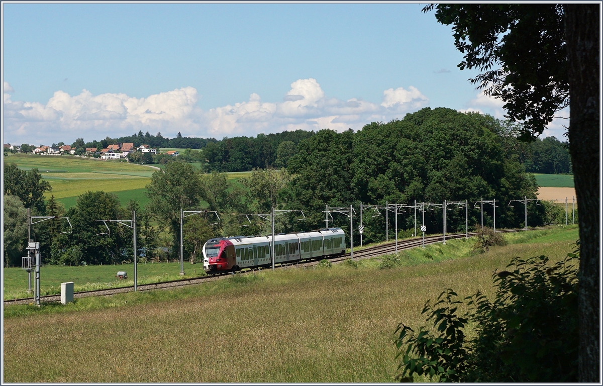 Ein TPF Flirt auf seiner Fahrt nach Bulle zwischen Fribourg und Romont. 

2. Juni 2018