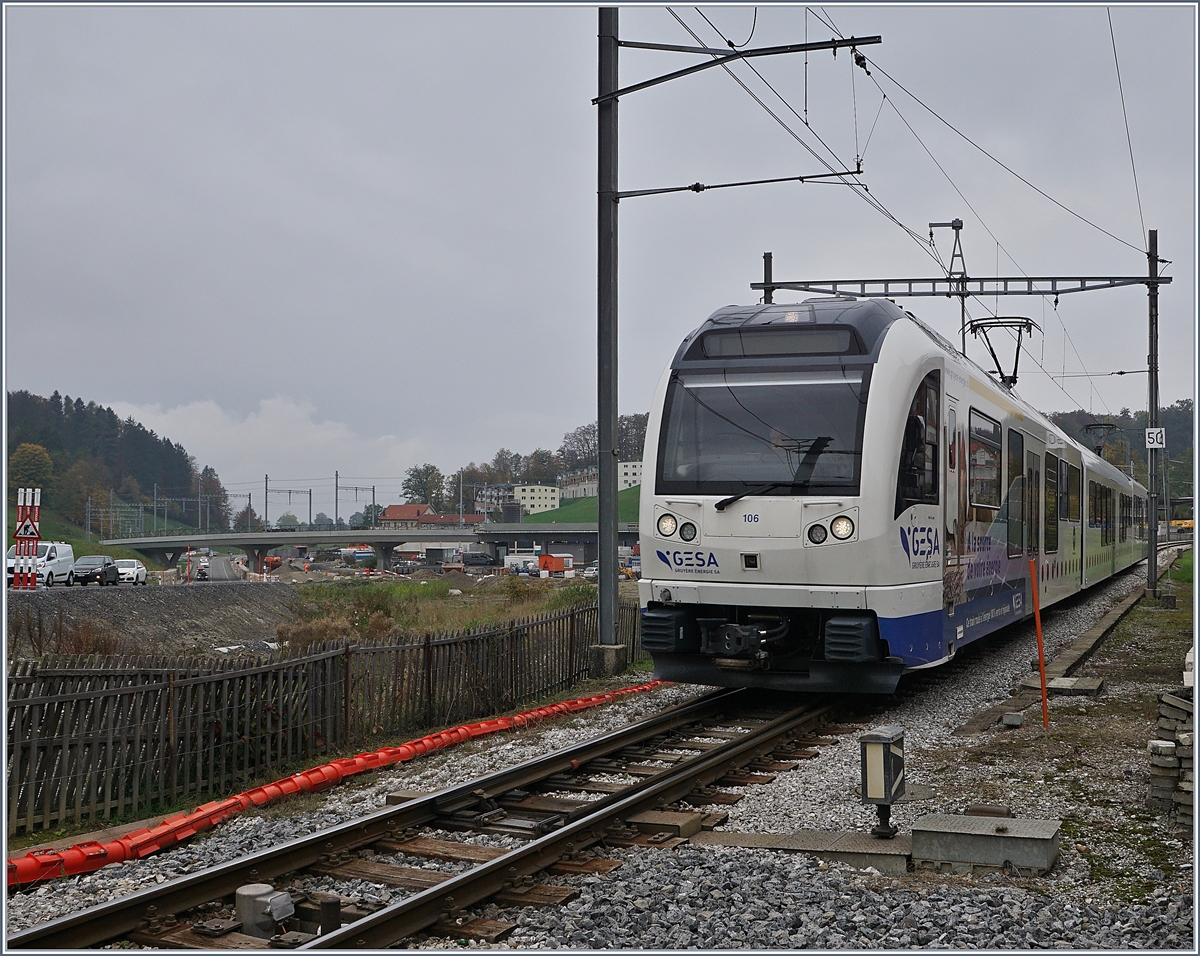 Ein TPF Regionalzug auf dem Weg nach Châtel St-Denis kurz vor seinem Ziel. Im Hintergrund ist Bahnhofneubau zu erkennen. 
 28. Okt. 2019