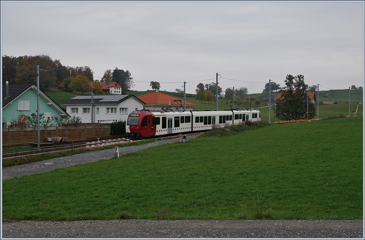 Ein TPF Regionalzug auf dem Weg nach Châtel St-Denis kurz vor seinem Ziel. Durch den Bahnhofneubau wird in wenigen Tagen auch der Streckenanschluss für den neuen Bahnhof gebaut werden; die neuen Linienführung ist bereits zu erkennen. 

28. Okt. 2019