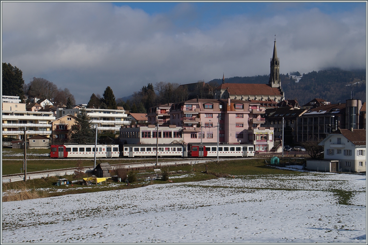Ein TPF Regionalzug ist bei Châtel St-Denis unterwegs.
29. Jan. 2016