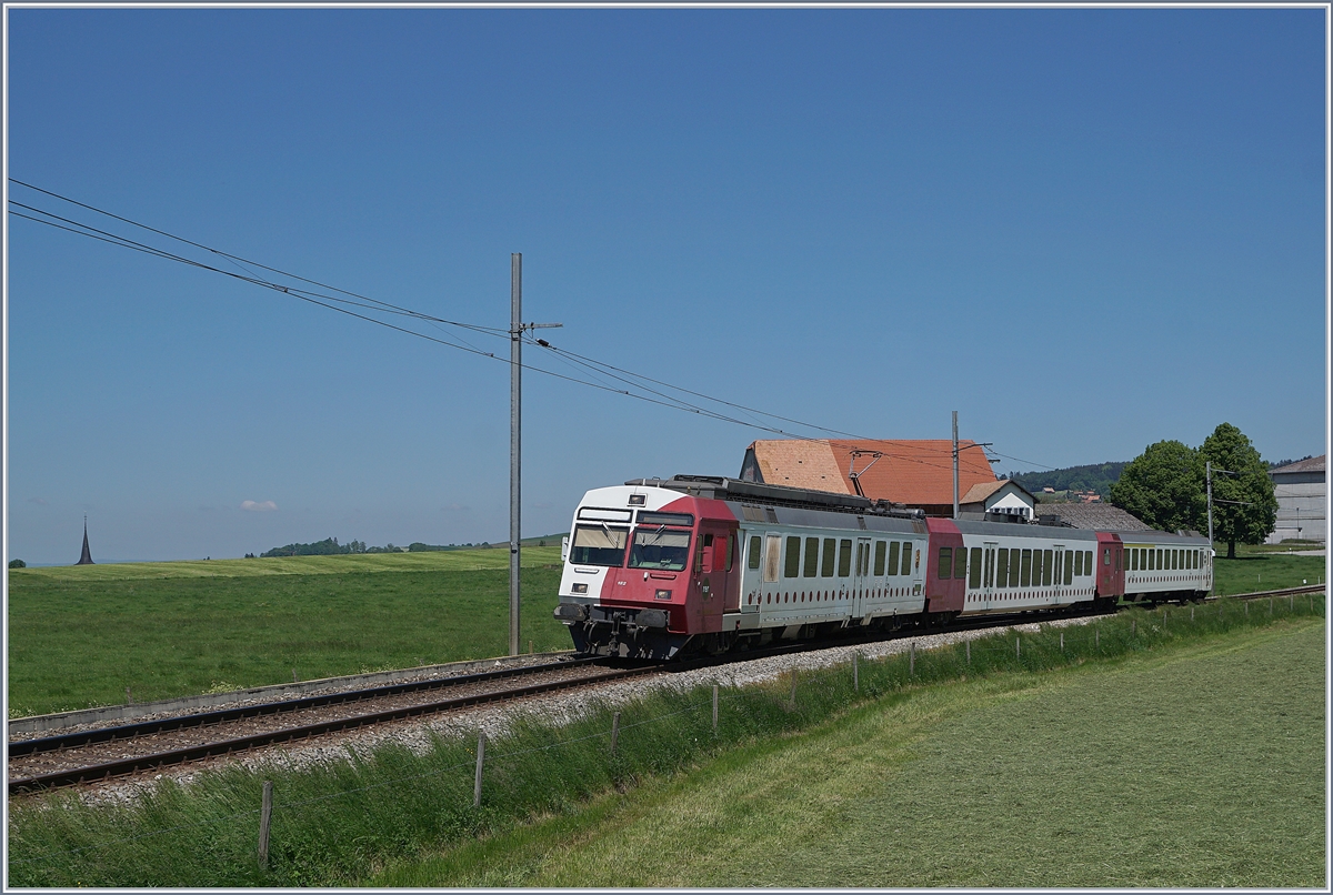 Ein TPF Regionalzug von Romont nach Bulle kurz vor Aulruz.

19. Mai 2020