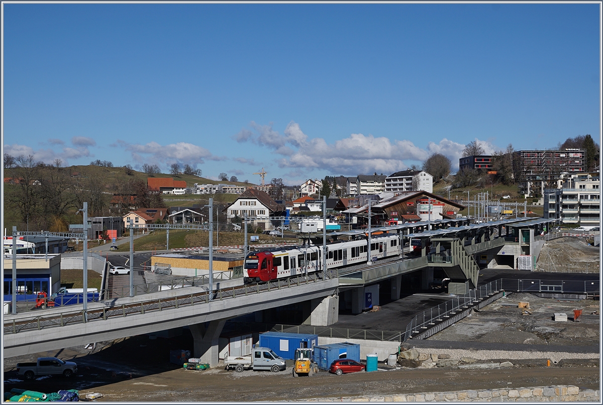 Ein TPF Regionazug nach Palézieux verlässt den neune Bahnhof von Châtel St-Denis.

5. Feb. 2020