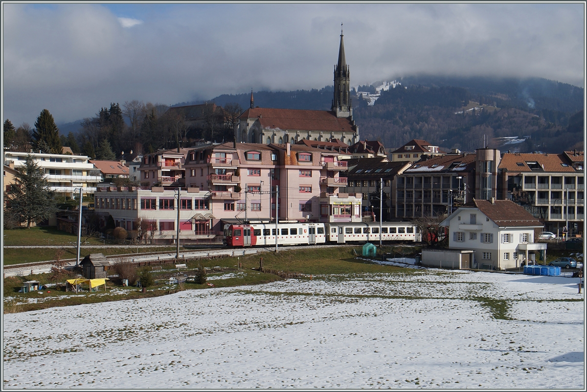 Ein TPF Reionalzug Bulle - Palézieux verlässt nach dem Richtungwechsel Châtel St-Denis.
29. Jan. 2016