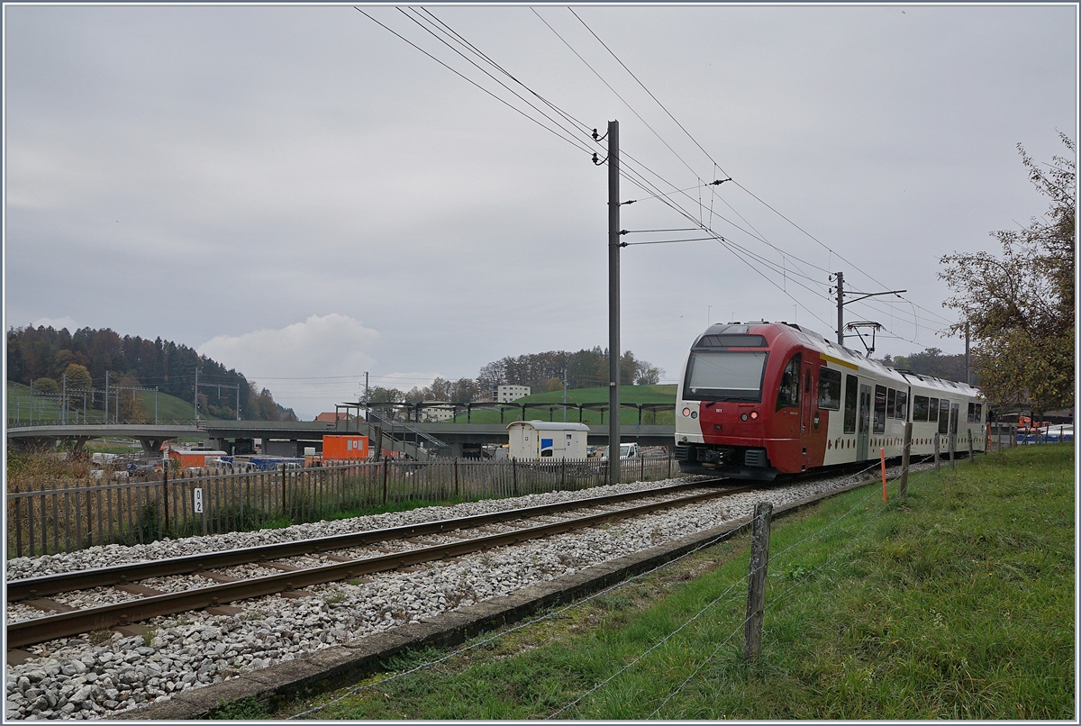 Ein TPF SURF ABe 2/4 - B - Be 2/4 verlässt Châtel-St-Dennis in Richtung Bulle, im Hintergrund ist der neue Bahnhof im Bau.

28. Okt. 2019