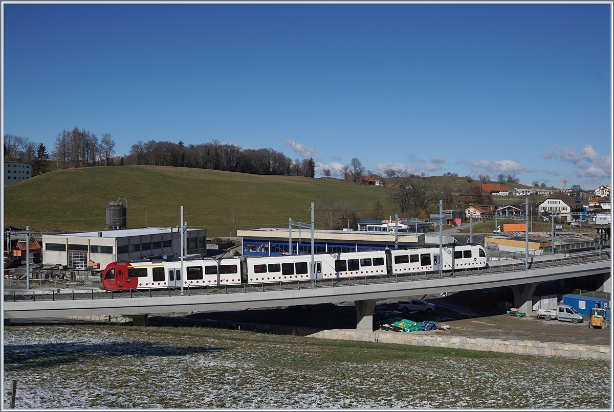 Ein TPF SURF auf der neuen Brücke als Zufahrt zum neu angelegten Durchfahrtsbahnhof von Châtel St-Denis. 

5. Februar 2020