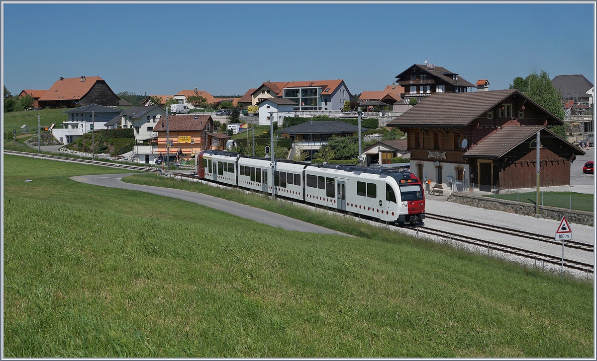 Ein TPF SURF Be 2/4 - B - ABe 2/4 101 auf dem Weg nach Bulle beim Halt in Vaulruz Sud. 

19. Mai 2020