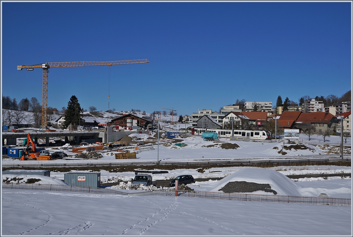 Ein TPF SURF erreicht von Bulle kommend Châtel St-Denis. Im Hintergrund sind die Bauarbeiten für den neuen Bahnhof sowie die Strecke zu erkennen.

15. Feb. 2019