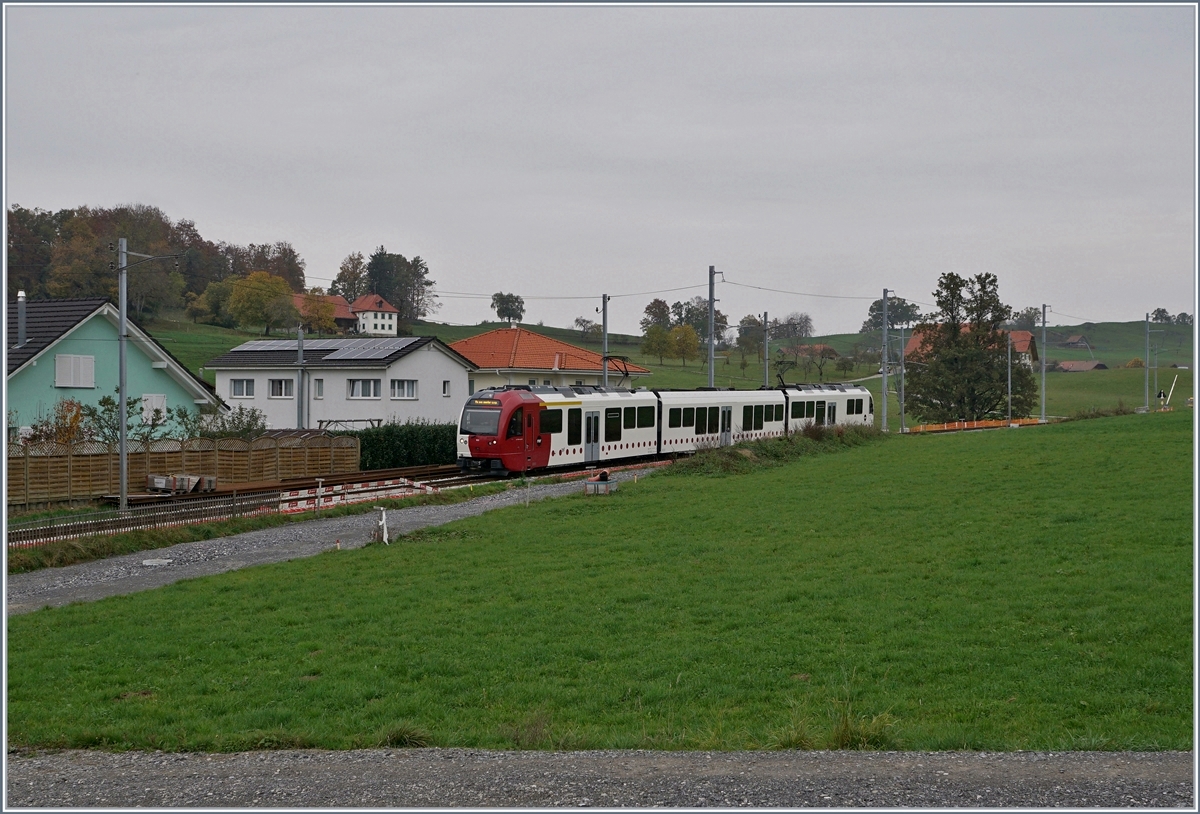 Ein TPF SURF erreicht in Kürze Châtel St-Denis. Im Vordergrund zeigt sich der Verlauf des neuen Trasses zum neuen Durchgangsbahnhof. 

28. Okt. 2019