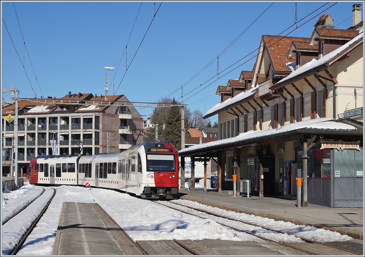 Ein TPF Surf verlässt den Bahnhof von Châtel St-Denis. 

15. Feb. 2019