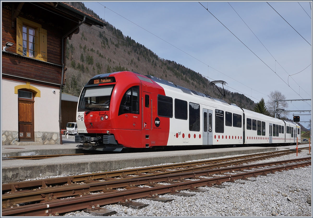 Ein TPF SURF wartet in Grandvillard auf die Abfahrt nach Palézieux.

2. April 2018