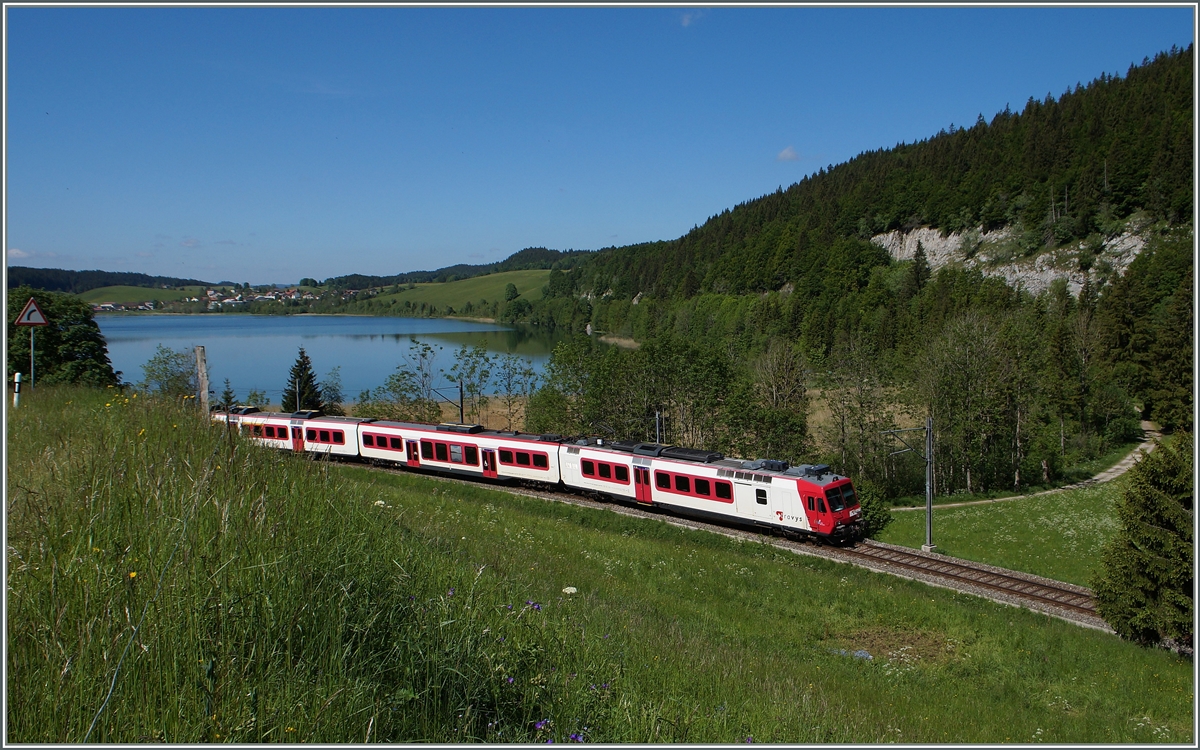 Ein Travys Dominio ist kurz nach Le Pont in Richtung Vallorbe unterwegs.
Interessanterweise  gehrt  die Strecke bis Le Pont der SBB und erst ab Le Pont bis zur Endstation Le Barsuss der PBr (heute Travys).
3. Juni 2015