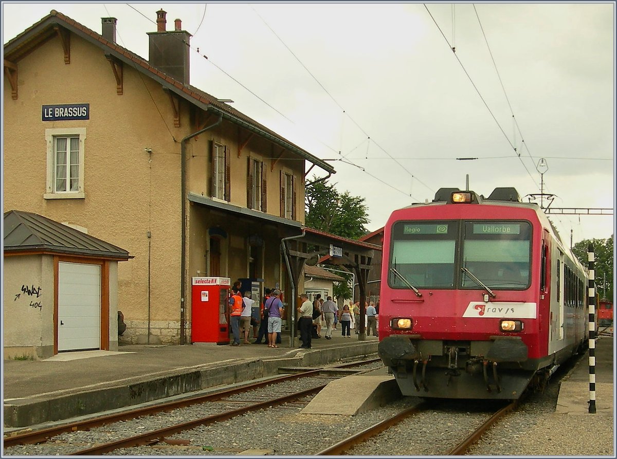 Ein Travys Regionalzug wartet im  alten  Bahnhof von Le Brassus auf seine Abfahrt Richutng Vallorbe.
23. Juli 2006
