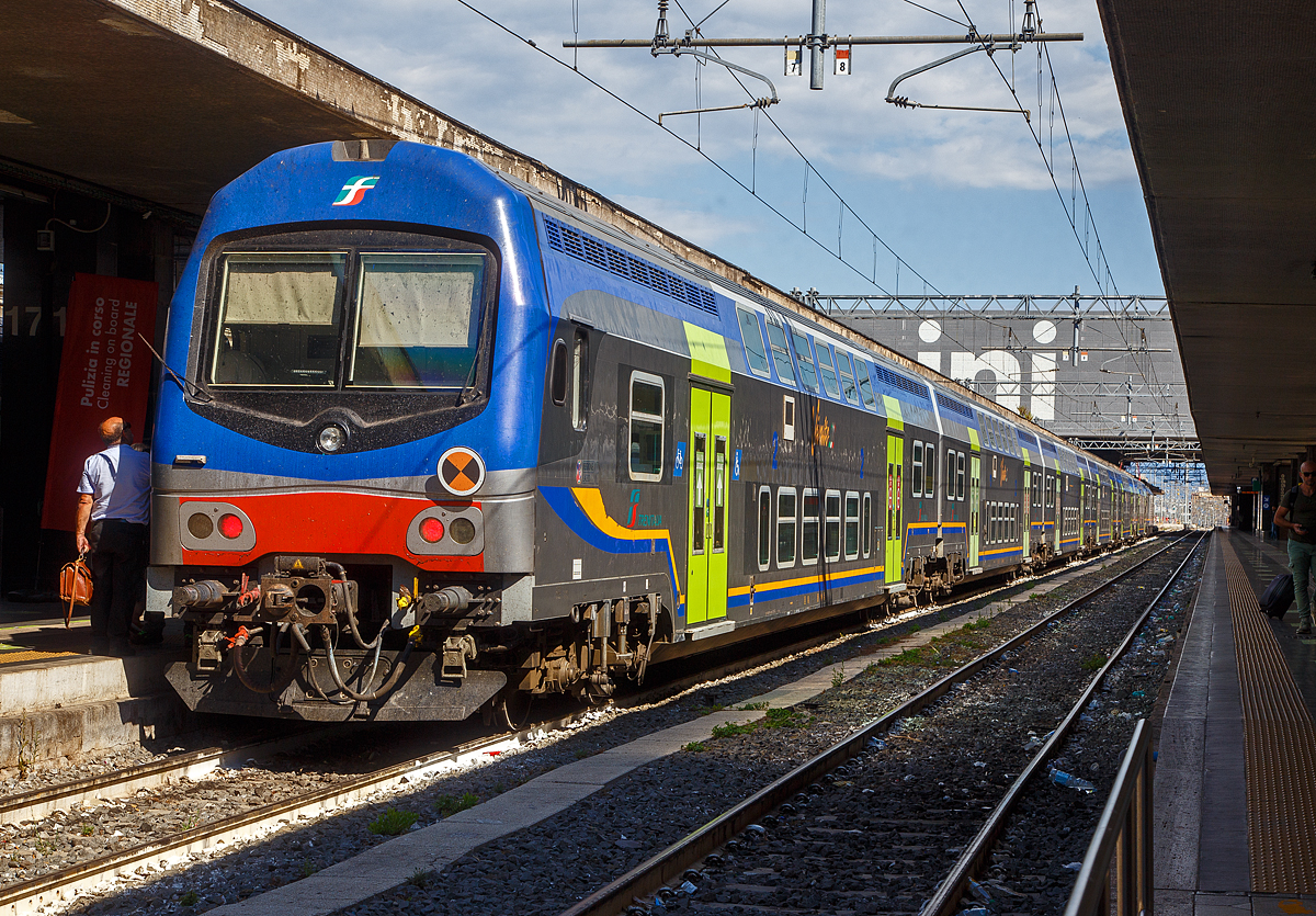 Ein Trenitalia „Vivalto“- Doppelstock-Wendezug am 13.07.2022 im Bahnhof Roma Termini (der Hauptbahnhof in Rom). Hier am Zugschluss der Trenitalia „Vivalto“-Steuerwagen 50 83 86-78 170-4 I-TI der Gattung npBH.

In den letzten Jahren werden bei Trenitalia für RegioExpress-Züge die Vivalto-Wagen eingesetzt, Zuglok ist meist eine E.464 (Bombardier TRAXX P160 DCP). Einige Wagen sind auch bei Trenord und den Ferrovie Emilia Romagna zu finden. Von dieser zweite Serie der CDPTR-Wagen (Carrozza Double Deck for Regional Transport) wurden 350 Wagen ab 2012, gebaut von AnsaldoBreda / Hitachi Rail Italy, in Dienst. Die sechsteiligen Doppelstock-Wendezüge haben eine Kapazität von etwa 1.000 Fahrgästen, darunter 700 Sitzplätze und ein Fahrradabteil. 

Nach der Einführung der neuen DPR-Lackierung bei den Elektrozügen ETR 425  Jazz , basierend auf grau mit blau/orangefarbenen Bändern und grünen Türen, wurde die gleiche Lackierung auch auf andere Fahrzeuge des Fuhrparkeres für Regionalzüge der Trenitalia ausgedehnt, einschließlich der modernen Doppelstockwagen  Vivalto .

Das „Vivalto“-Logo in der Mitte der Seitenteile blieb zunächst auch in der neuen Lackierung unverändert, allerdings mit einem Farbwechsel für die horizontale Linie, um besser mit dem neuen grafischen Design zu harmonieren.

TECHNISCHE DATEN: 
Spurweite: 1.435 mm
Länge über Puffer:  27.110 mm (Mittelwagen 26.400 mm)
Breite: 2.725 mm
Höhe: 4 300 mm
Drehzapfenabstand: 20.000 mm
Achsstand im Drehgestell:  2.500 mm
Fußbodenhöhe:  380 mm (Unterdeck) / 2.325 mm (Oberdeck)
Sitzplätze:  93 (2. Klasse, im Steuerwagen) 
Eigengewicht: 53 t (Mittelwagen ca. 50 t)
Höchstgeschwindigkeit:  160 km/h
Bremsbauart:  Freno 0-P-A