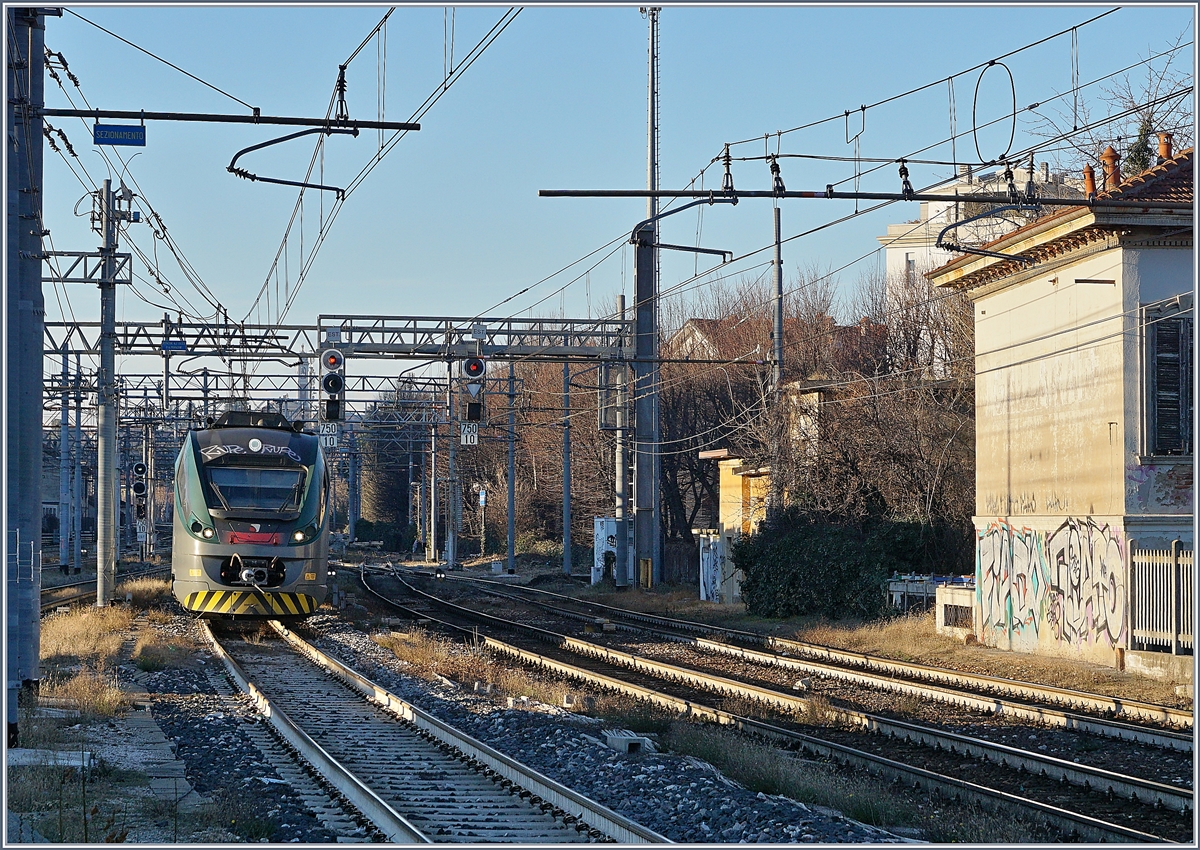 Ein Trenord ETR 425 von Porto Ceresio nach Milano Porta Garibaldi erreicht Gallarete.
5. Jan. 2019