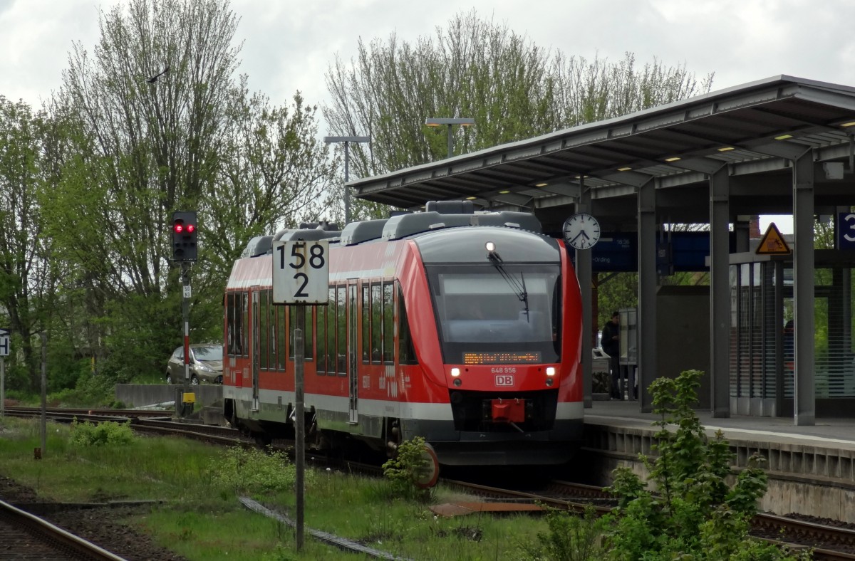 Ein Triebwagen der Baureihe 648 f�hrt aus dem Bahnhof Husum als RB nach Bad St.Peter Ording aus.
Aufgenommen im Mai 2015.