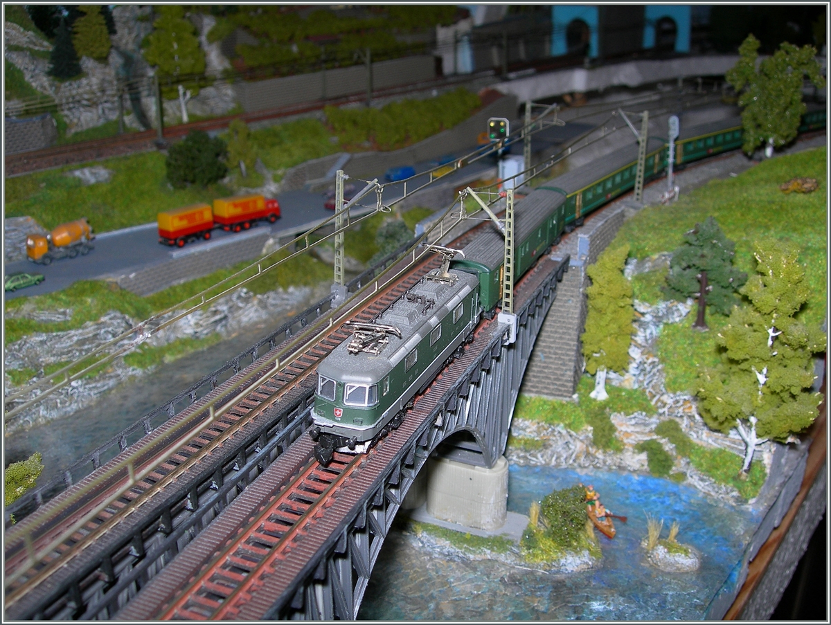 Ein typischer SBB Schnellzug der 80 Jahre hier auf meiner Z-Anlage.
4. Jan. 2014