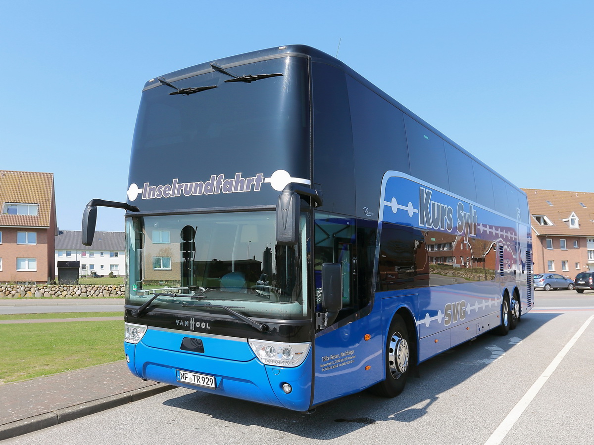 Ein Van Hool TDX 27 Astromega  der T�lke Reisen Nachfolger auf dem Parkplatz in List (Sylt) am 20. April 2018.