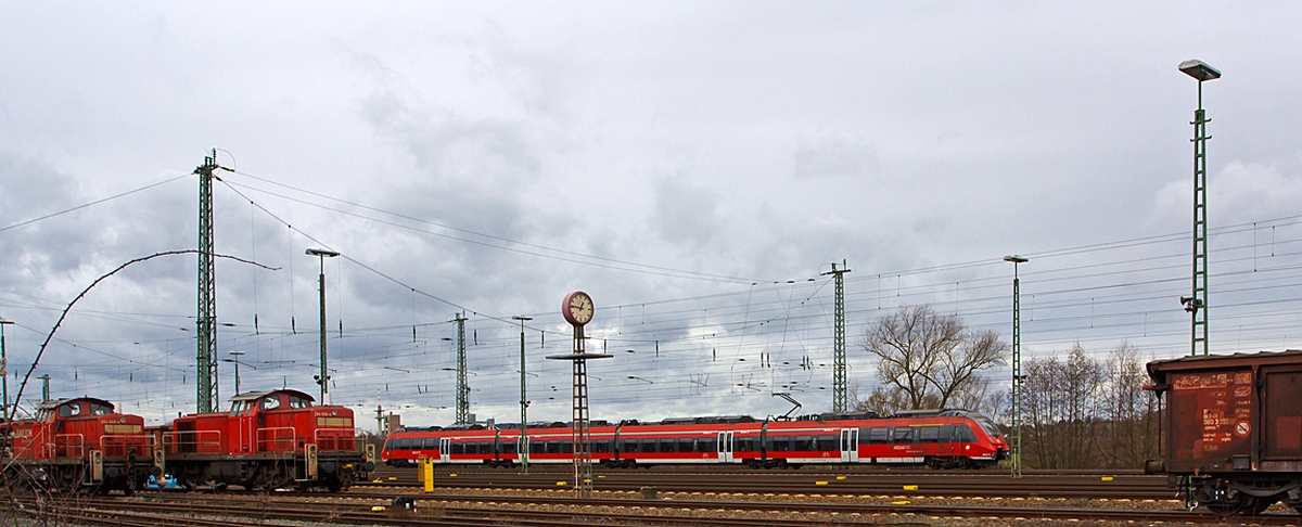 Ein vierteiliger Bombardier Talent 2 (442 2xx / 442 7xx) der DB Regio als SE 40 Mittelhessen-Express (Frankfurt Hbf - Friedberg - Butzbach - Gießen - Wetzlar - Herborn - Dillenburg) am 15.02.2014 kurz vor der Einfahrt in den Bahnhof Wetzlar.

Links stehen (abgestellt) die 294 840-4 (ex DB 290 340-9)  und 294 656-4 (ex DB 290 156-9), zwei remotoriesierte V 90, der  DB Schenker Rail Deutschland AG
