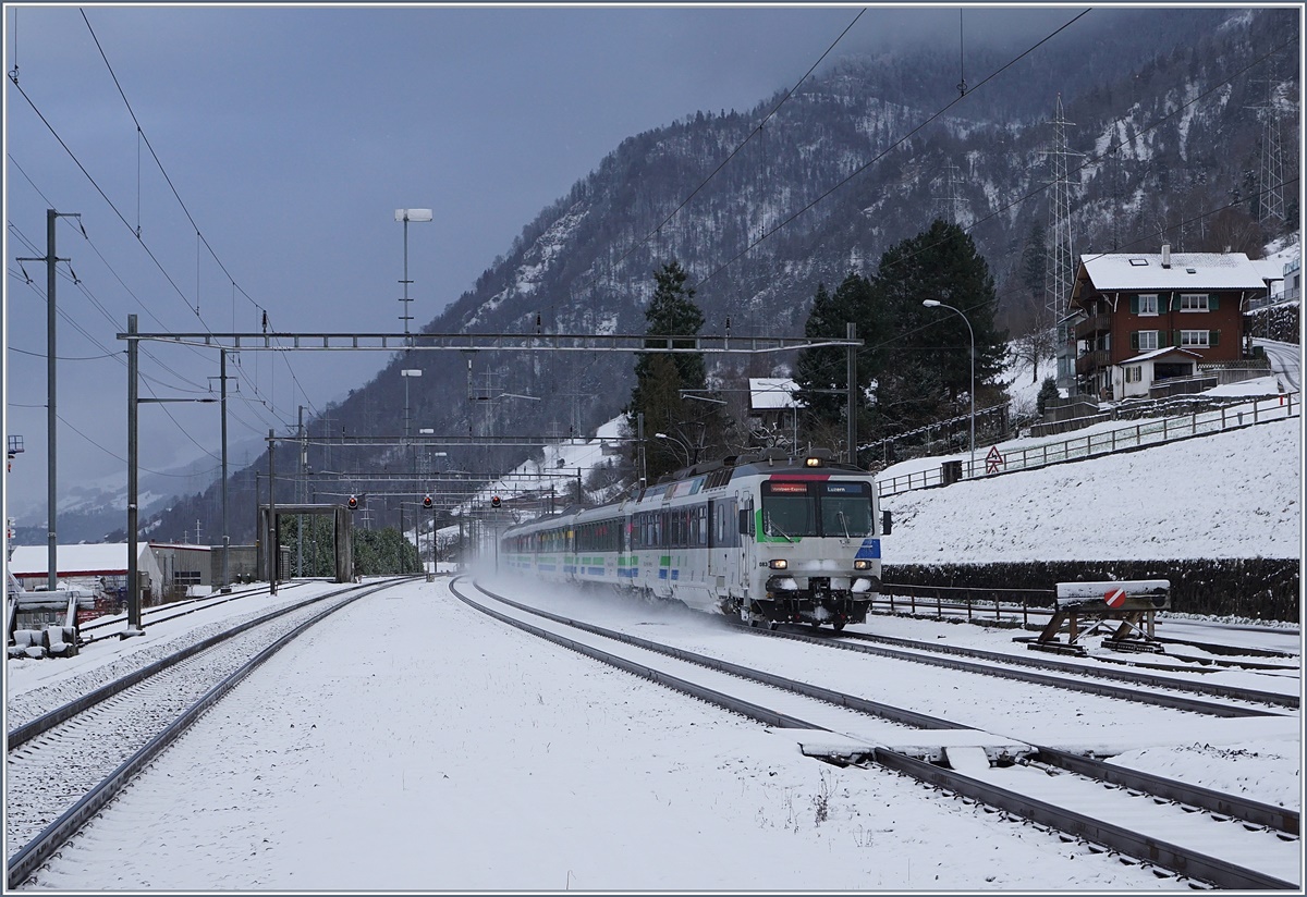 Ein Voralpenexpress (VAE) von St.Gallen nach Luzern bei der Durchfahrt in Immensee.
5. Jan 2017