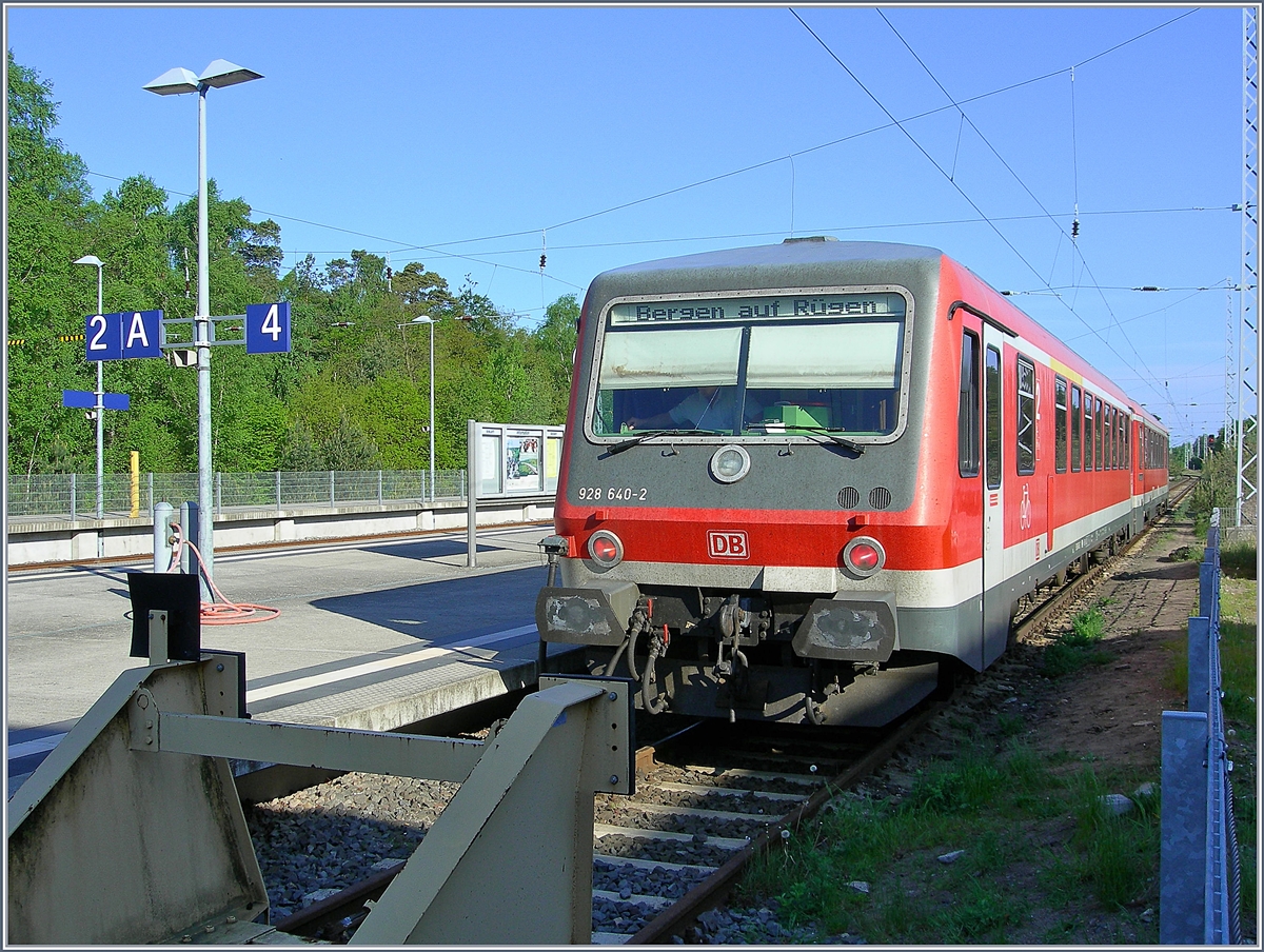 Ein VT 628 mit Steuerwagen 928 640-2 als RB in Binz.
24. Mai 2006