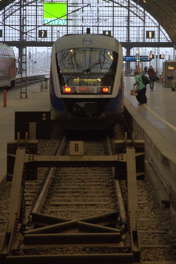 ein VT der Baureihe 565 in Leipzig  Hbf. 15.11.2013 15:25 Uhr  Bahnsteig 8