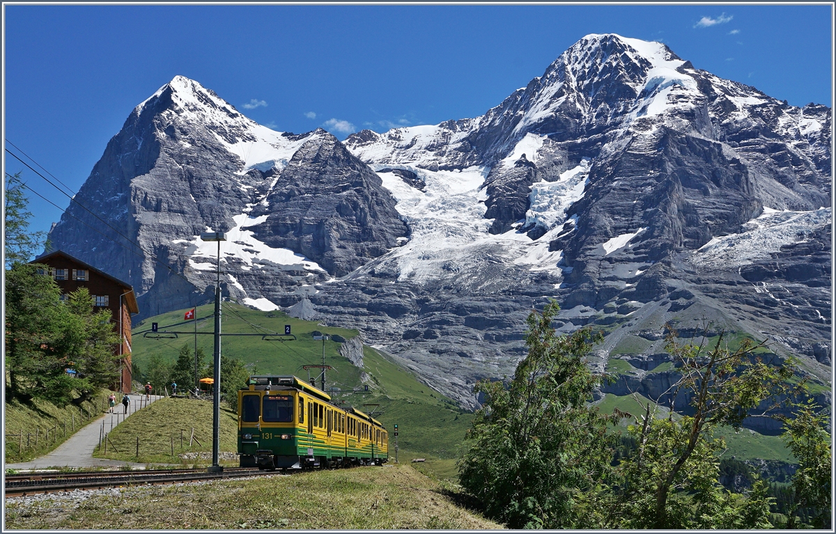 Ein WAB Zug Richtung Wengen erreicht die Wengeralp, im Hintergrund Eiger und Mönch. 
8. Aug. 2016