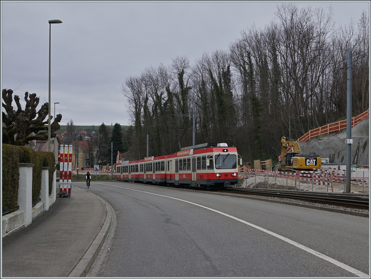 Ein Waldenburger Bahn Zug auf der Fahrt Richtung Liestal, unübersehbar die gewaltigen Bauarbeiten entlang der Strecke zur grundlegenden Erneuerung der Bahn. 

21. März 2021