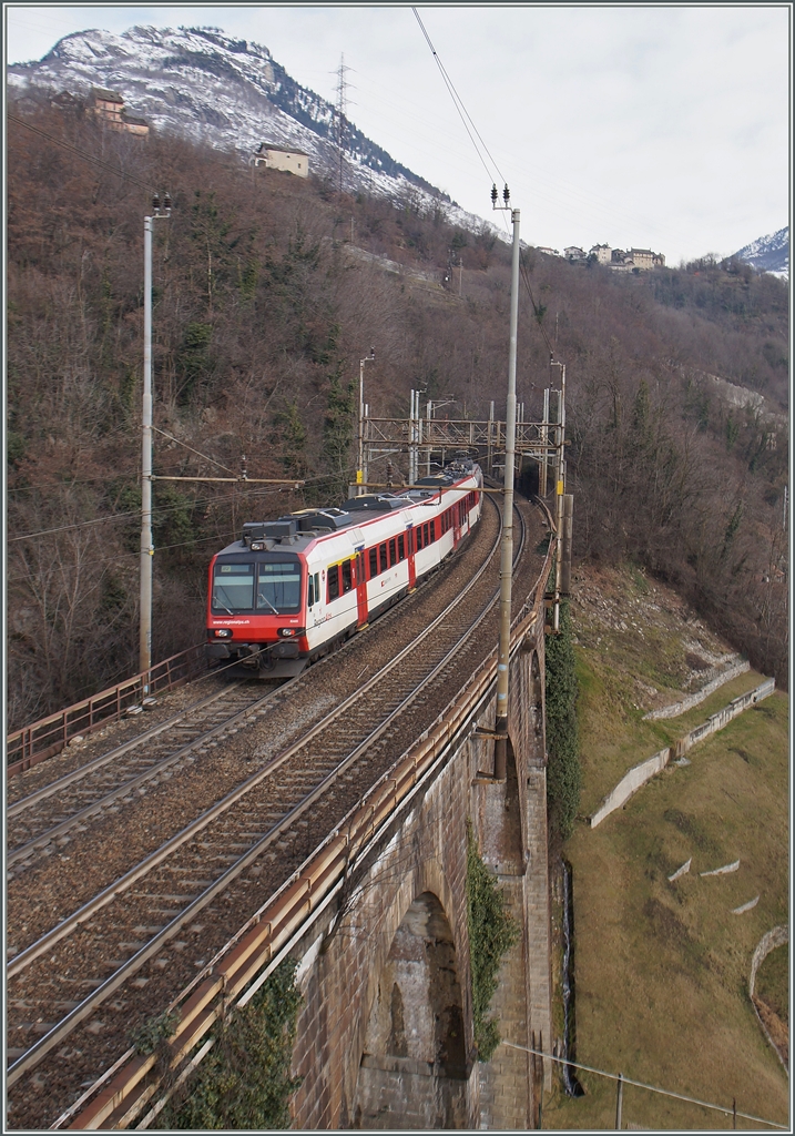 Ein  Walliser  Domino  als IR Domodossola - Brig kurz nach Preglia.
27. Jan 2015