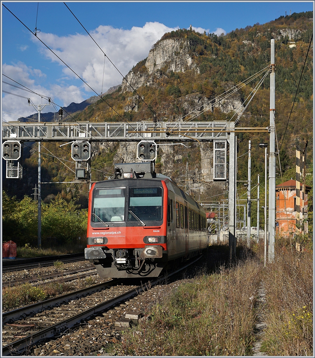 Ein  Walliser  Domino als IR auf dem Weg nach Domodossola bei der Durchfahrt in Varzo.
27. Okt. 2017