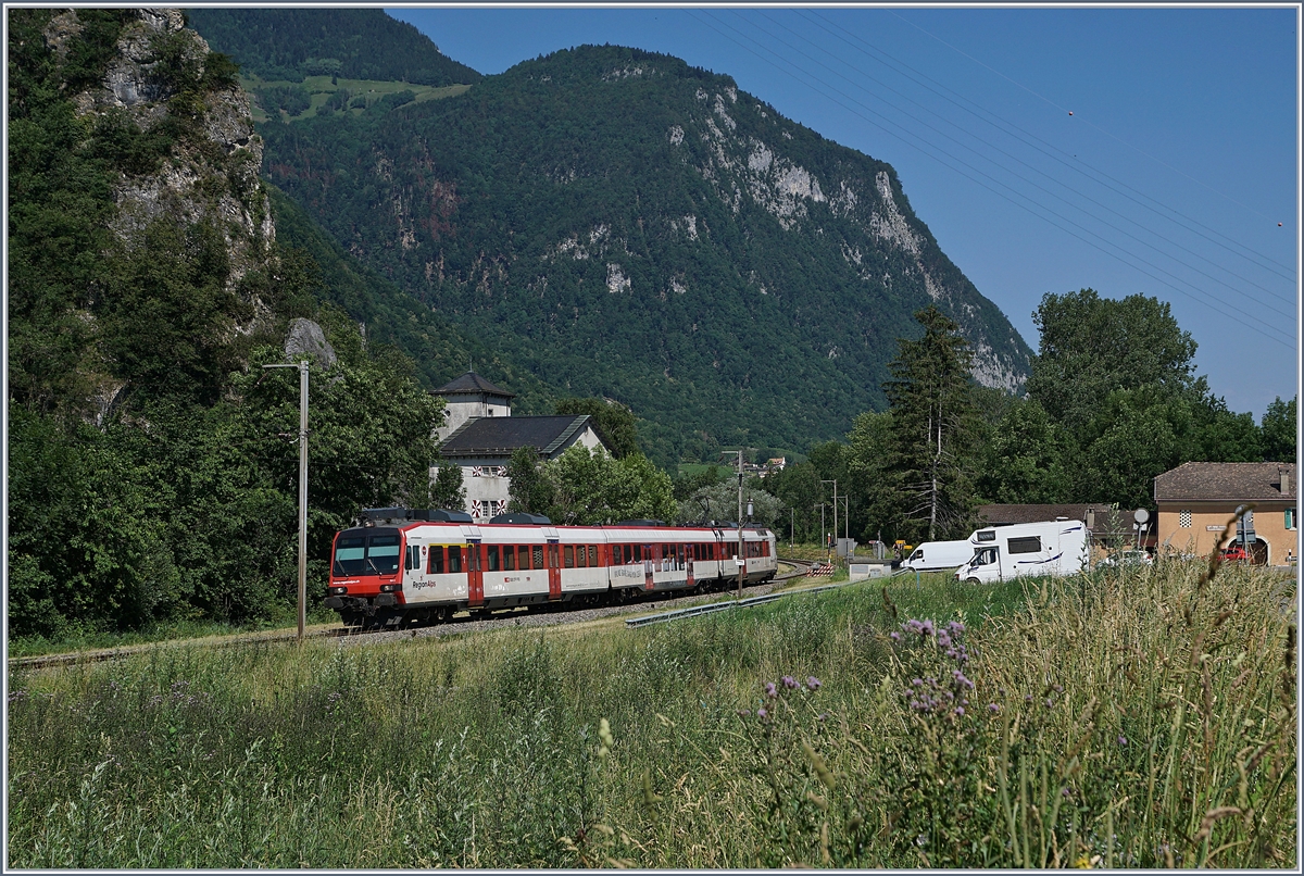 Ein  Walliser Domino  als Regionalzug 6117 von St-Gingolph nach Brig kurz vor Vouvry.

1. Juli 2019