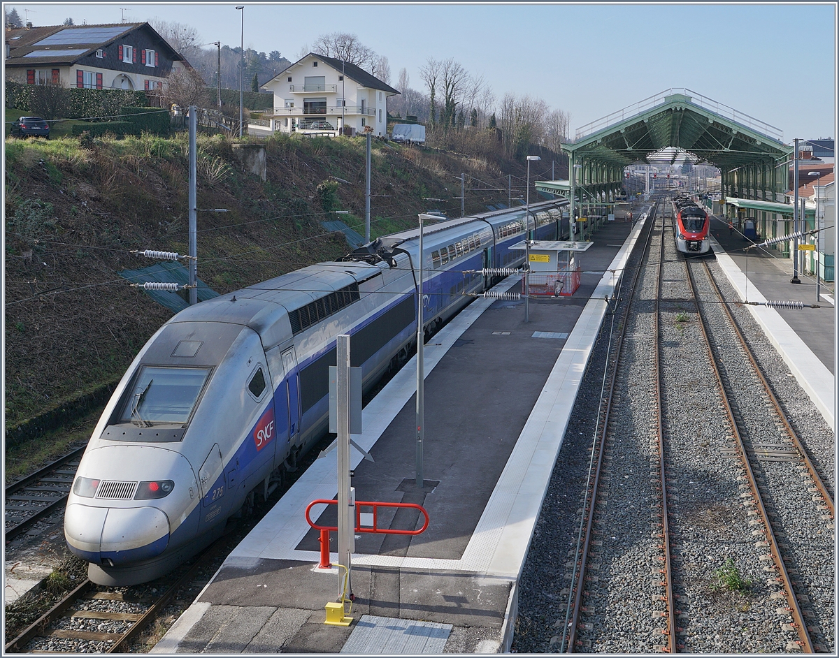 Ein weiterer SNCF TGV Duplex steht in Evian und wartet auf die Rückfahrt nach Paris Gare de Lyon. Im Hintergrund in der Hallte ist ein Léman Express Z 31500 Coradia Polyvalent régional tricourant zu erkennen. 

8. Februar 2020