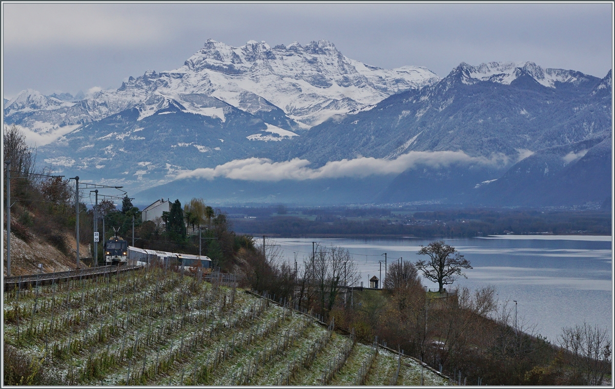 Ein weiters Zugsuchbild, auch wenn hier eher das trübe Wetter den Zug  versteckt...

Eine MOB GDe 4/4 mit ihrem Panoramic Express vn Montreux nach Zweisimmen bei Planchamp unterwegs im Hintergrund die Dents de Midi und der Genfersee. 

5. Dezember 2020