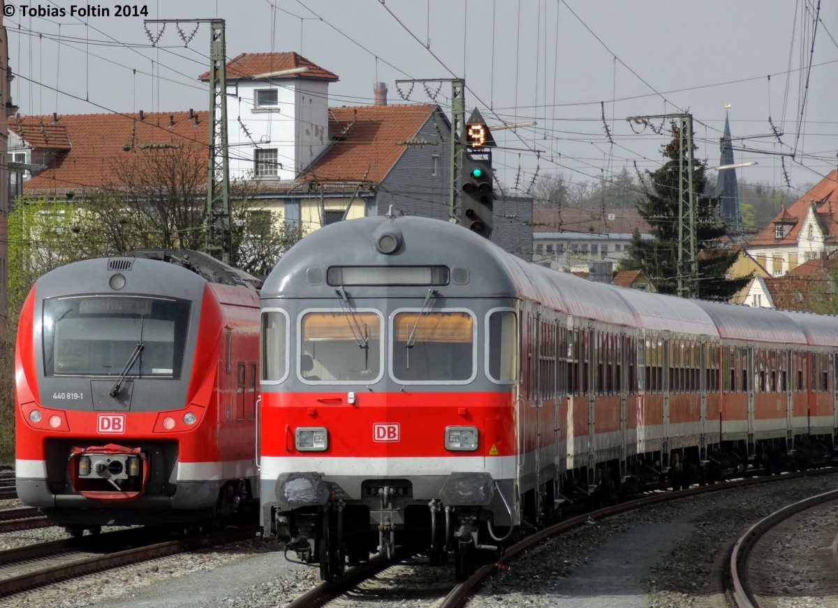 Ein Wendezug mit n-Wagen steht in Ansbach abgestellt um im Berufsverkehr eine Verstrkerleistung nach Crailsheim zu bernehmen. Links huscht ein 440er nach Wrzburg Hbf an der Garnitur vorbei.
Aufgenommen im April 2014.