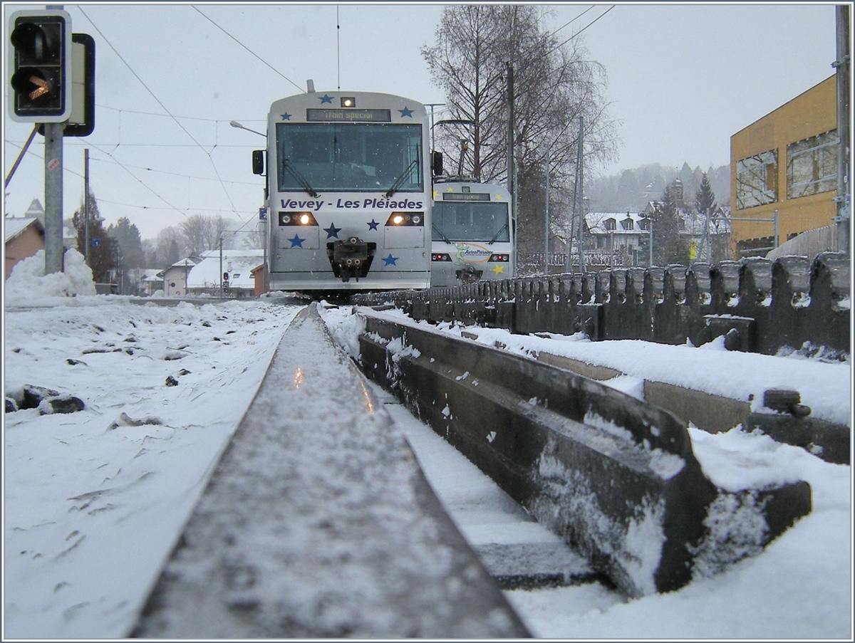 Ein Winterbild aus Blonay mit den  Train des Etoiles  und dem  Astro Pleiades  im Hintergrund.
5. März 2008