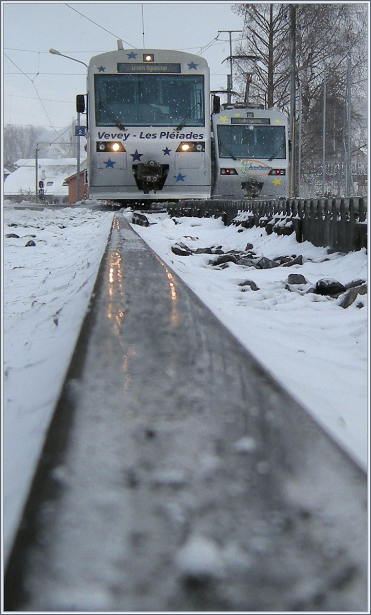Ein Winterbild aus Blonay, nun als Hochformat Variante, mit den  Train des Etoiles  und dem  Astro Pleiades  im Hintergrund.
5. März 2008