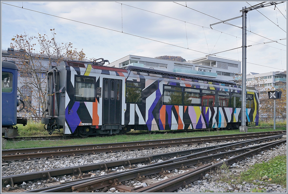 Ein  zerlegter  Lenkerpendel: Der MOB Be 4/4 5001 in Vevey. 

23. Nov. 2019